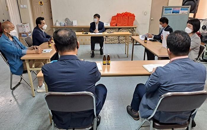 사회적경제 연계 전통시장 배달서비스 사업현장 점검... 경제부지사