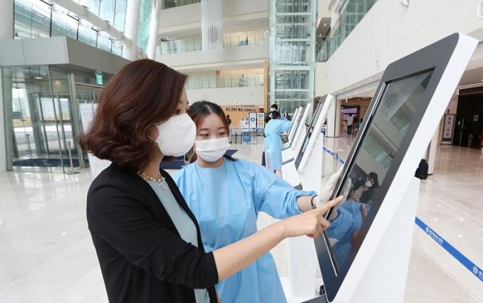 코로나19 동선 추적은 ‘AI’가 척척... 병원 방역은 ‘5G 로봇’이