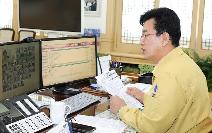 코로나 확산 저지 사회적거리두기 단계 강화 검토 지시 