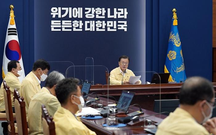 문 대통령 “방역 조치 준수에 예외없어…위반시 엄정 책임 추궁”
