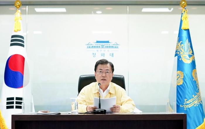문재인 대통령 “확산세 중대 기로…비수도권 3단계 일괄 상향”