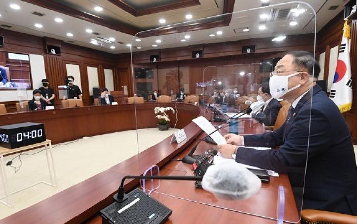 “내년 반도체·미래차·바이오헬스에 5조 이상 재정지원” 홍 부총리