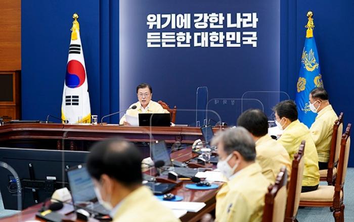 문재인 대통령 “절박한 소상공인 피해지원 최우선…추경 신속 집행” 