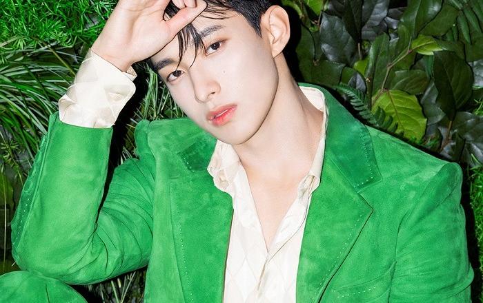 세븐틴 도겸, 매거진 8월 호 커버 공개…뮤지컬 ‘엑스칼리버’ 두 번째 도전