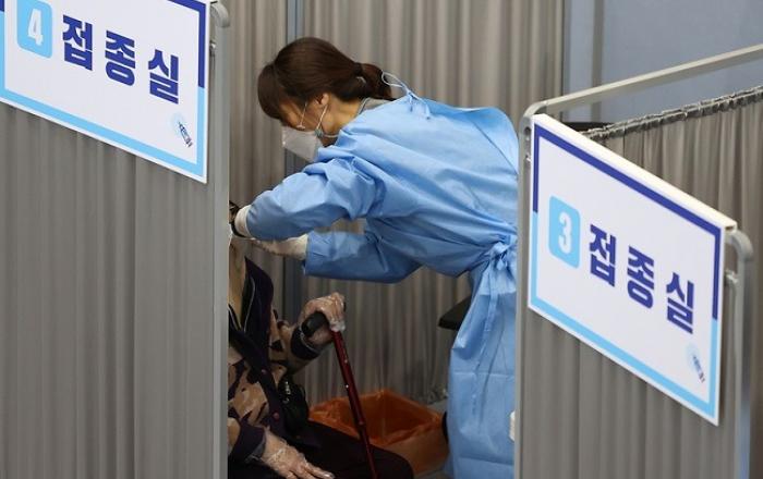 발열·두통 등 백신접종 이상반응 256건 보상