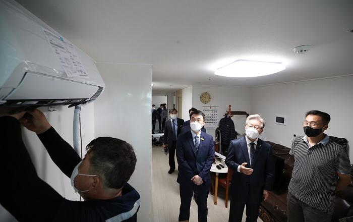 이재명, 경기행복주택 주거약자 에어컨 설치 현장 찾아