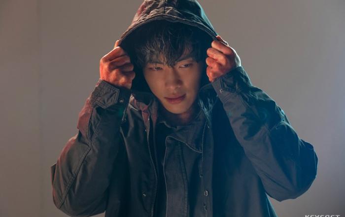 '신의 한 수: 귀수편' 우도환, '반전 매력 만렙' 포스터 비하인드컷 공개