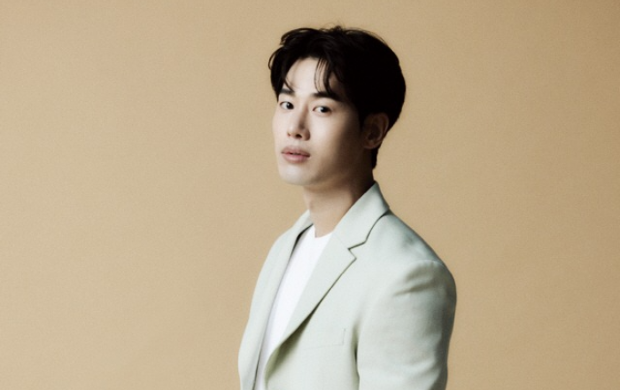 ‘레떼아모르’ 멤버 겸 배우 김성식, 마리끌레르의 첫 칼럼 리더 선정…