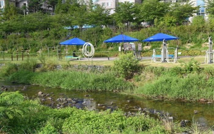 기장군, 365일 자외선 차단 그늘막 설치해 주민 휴식공간 확대