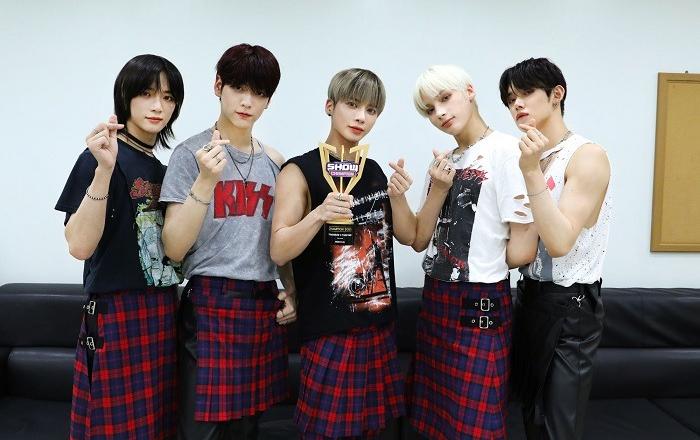 투모로우바이투게더, 신곡 ‘LO$ER=LO♡ER’로 ‘쇼! 챔피언’ 1위! 음악방송 2관왕 달성!