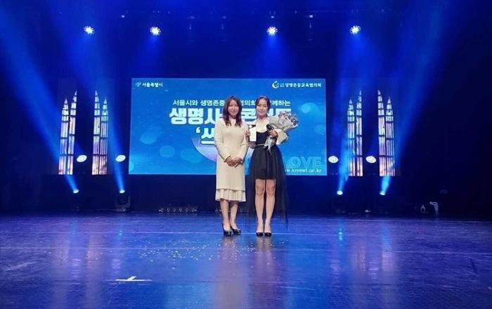 홍자, 생명존중교육협의회 홍보대사 위촉 “미약하지만 힘 보탤 수 있도록 노력”