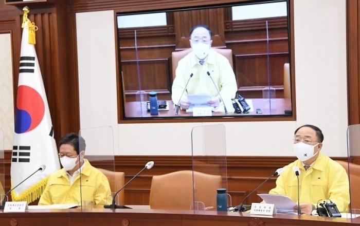 “소상공인 대출 상환 6개월 연장…캐시백, 비대면 소비도 지원”