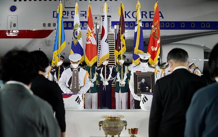 68인의 호국영웅, 고국에 돌아오다…문재인 대통령 주관 ‘유해 봉환식’ 엄수