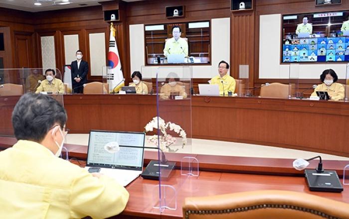 정부, 현행 거리두기 2주 연장…사적모임 인원 제한도 유지