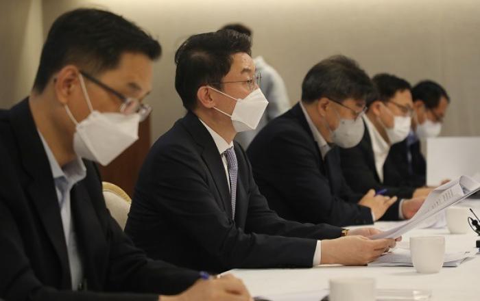 ‘단계적 일상회복’에 맞춰 소비쿠폰 재개 검토