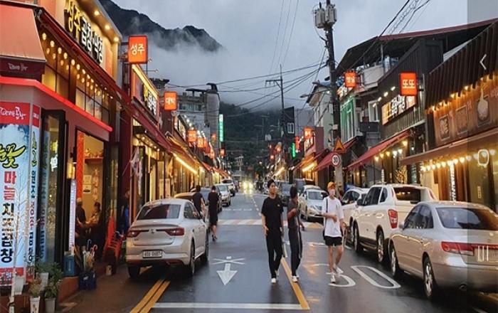 내달 일상회복 첫 단계서 식당·카페 운영시간 제한 해제 검토