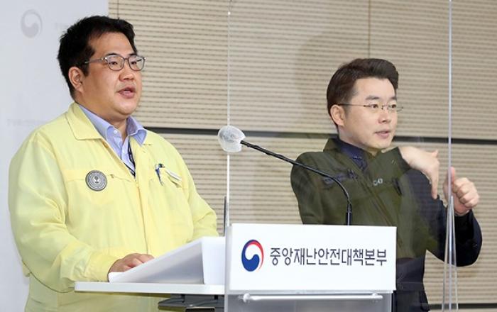 “요양병원·시설 등 종사자·입소자 추가접종 조속 실시”