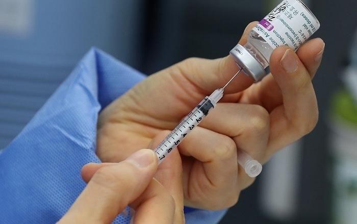 60세 이상, 접종완료자·보호자 공동격리 때만 재택치료 가능