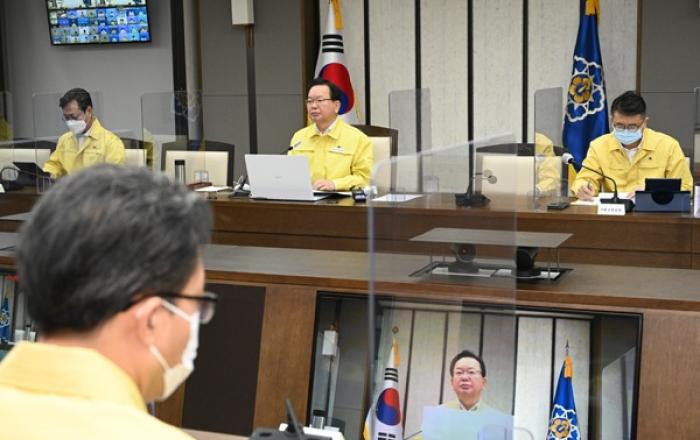 고령층·요양병원 환자 등 ‘추가접종’ 간격 4개월로 단축 