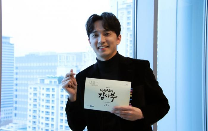 SBS ‘낭만닥터 김사부2’ 윤나무, 훈훈 가득 대본 인증샷 ‘눈길’