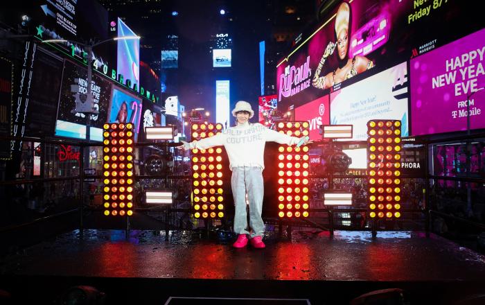 방탄소년단 제이홉, 美 ‘뉴 이어스 로킹 이브’ 출연…완벽 라이브로 2023년 새해 장식!