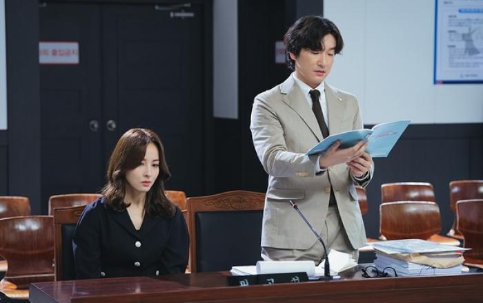 '신성한, 이혼' 변호사 조승우&의뢰인 한혜진, 숨 막히는 공방 현장 포착!