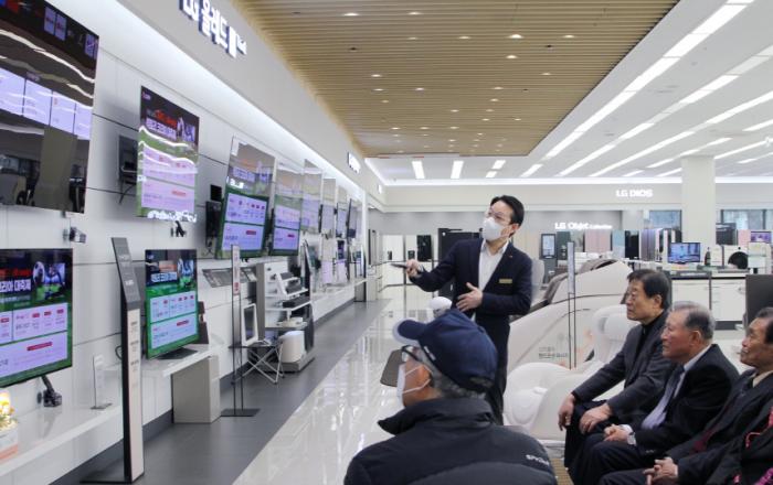“콘서트홀로, IT 교실로, 사진 스튜디오로” 고객 향해 문 활짝 연 LG전자 베스트샵