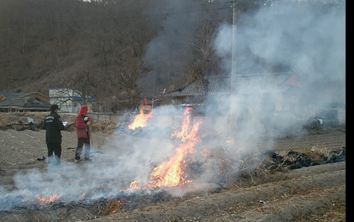 [산불방지과] 산림에 연접한 논밭두렁 태우면 최대 100만원 과태료 부과