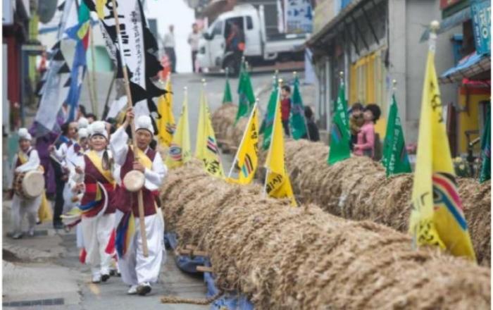 주한 외국인, 한국 문화유산 탐방…‘오징어 게임’ 배우도 줄다리기를