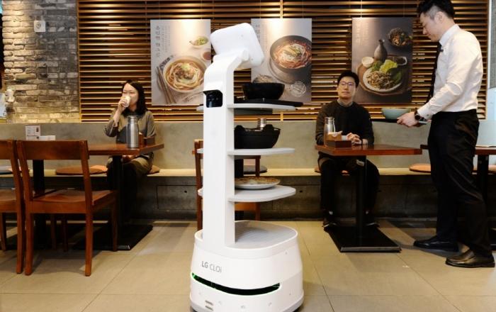 LG전자, LG 클로이 서브봇, CJ푸드빌 '제일제면소' 도입