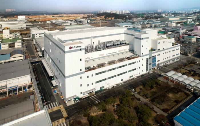 ‘하이니켈 단입자 양극재’ 국내 최초 양산 “배터리 수명 30% 이상 늘린다”