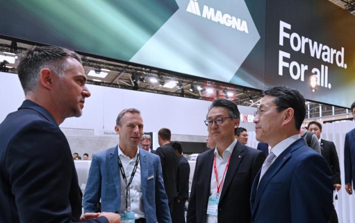 조주완 사장, IAA 2023 전시장서 마그나 부스 찾아 협력 강화