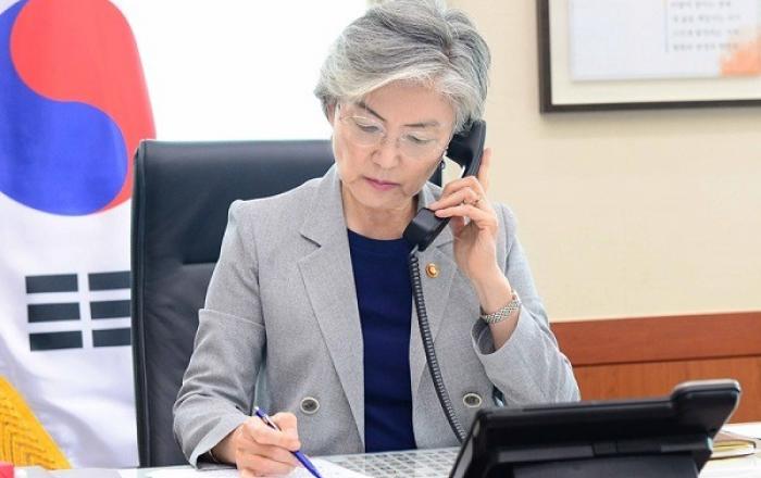 강경화 장관, 왕이 中 외교부장과 통화…중국 과도한 조치에 우려 표명