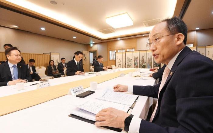 경제부총리 “배추 2주간 2200톤 공급·천일염 50% 할인 지원”