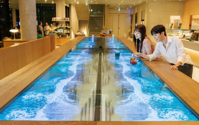 LG디스플레이, 스타벅스 매장에 투명 OLED 적용해 공간 혁신