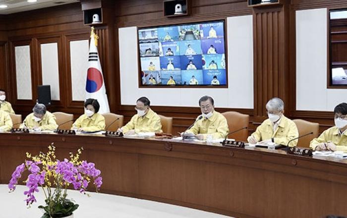 문재인 대통령 “마스크 불편 국민께 송구…정부 모든 조직 24시간 긴급체제”