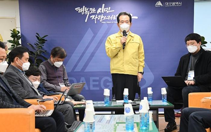 정세균 총리 “마스크 배급제 준하는 공급 방안 마련하겠다”