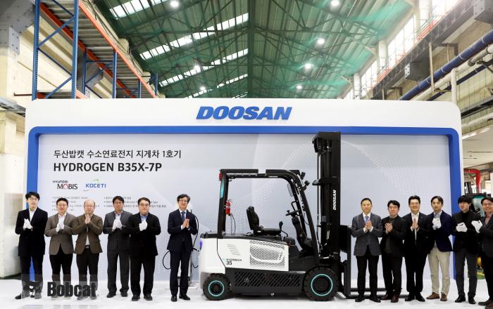 두산밥캣, 국내 최초로 수소 지게차 상용화
