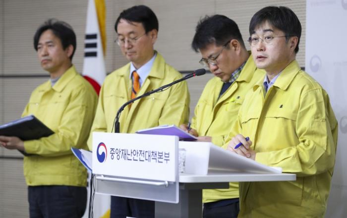 코로나19 격리치료 환자 첫 감소…확진자 조기발견과 국민 참여·협력 덕분