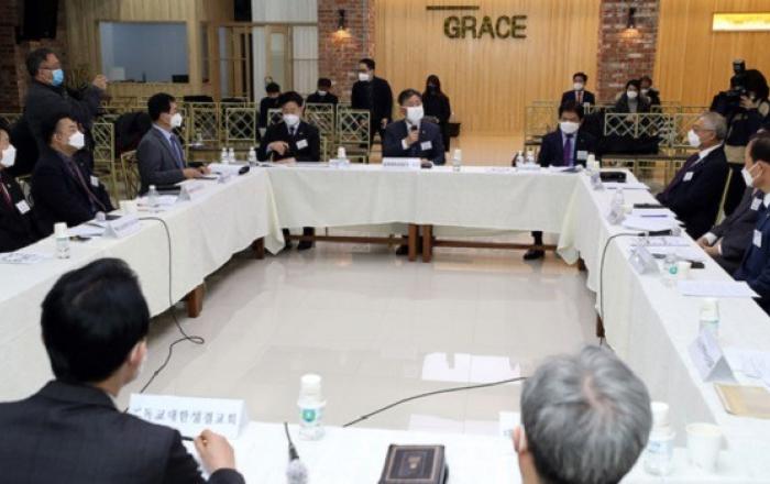 문체부 장관, 교회에 사회적 거리두기 동참 협조 요청