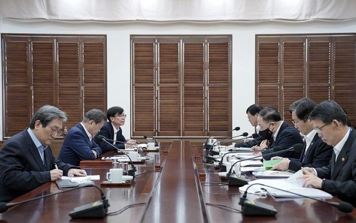 문재인 대통령 “정부, 국민 어려움 헤아리고 어떻게든 국민 편에서 해결하겠단 의지 보여야”