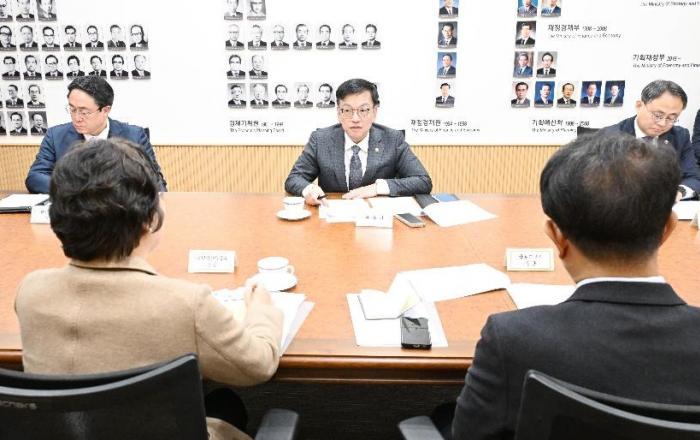 상반기 공공요금 동결…수입과일 늘려 장바구니 가격 안정