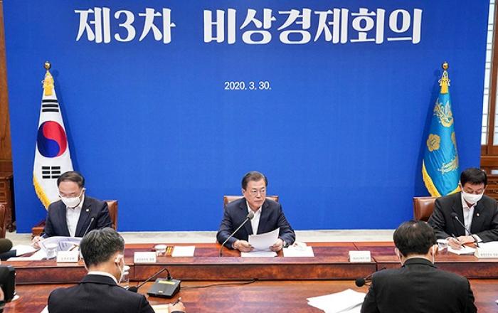 문재인 대통령 “소득 하위 70%, 4인가구 기준 100만원 긴급재난지원금”