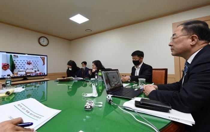 홍남기 부총리 “ 중앙은행간 통화스와프 확대 적극 검토해야”