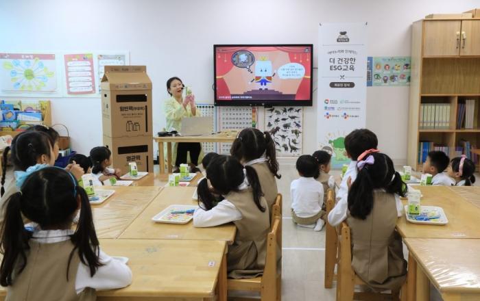 CJ프레시웨이, 경상남도 어린이집서 종이팩 재활용 교육 나서…건강한 식문화 조성