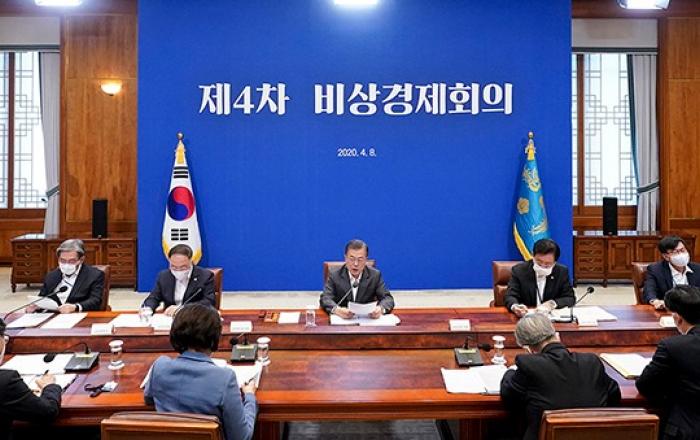 문재인 대통령 4차 비상경제회의 주재 “수출기업에 36조 무역금융…공공부문 선결제 앞장”