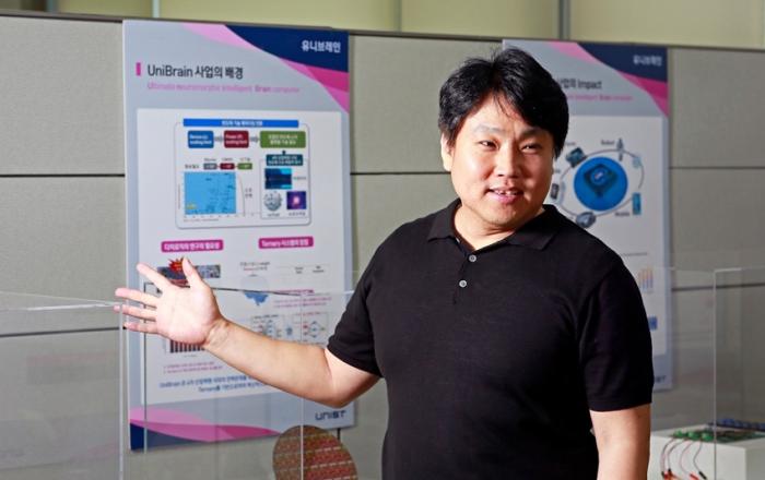 UNIST 김경록 교수 연구팀, ‘초절전 3진법 반도체 기술’ 대면적 웨이퍼에 세계 최초 구현