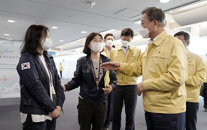 인천공항 검역현장 찾은 문 대통령 “정말 감사…고생시켜 미안할 따름”