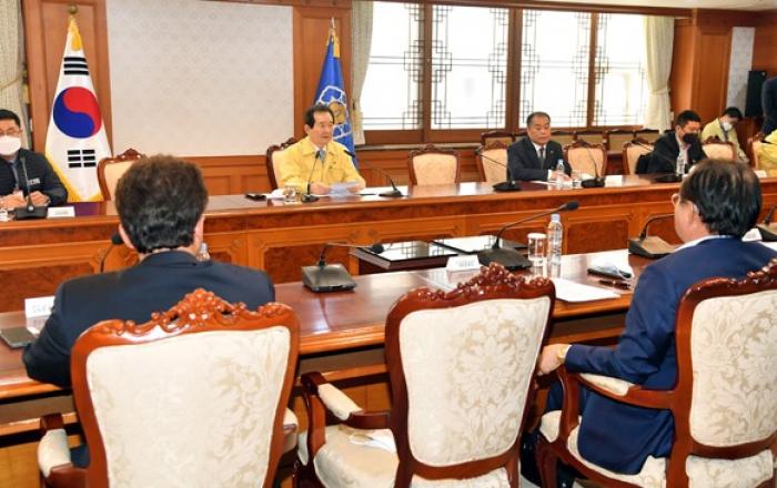 정 총리 “거리두기 완화, 섣불리 접근하면 파장 감당 어려워”