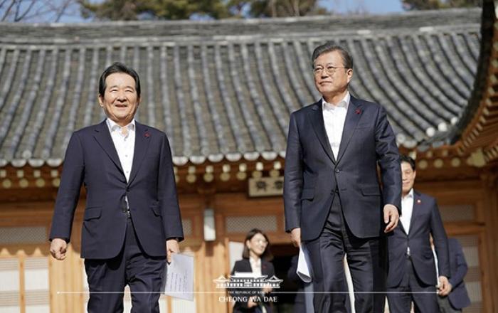 문 대통령-정 총리 주례회동…“재난지원금 신속지급 총력”